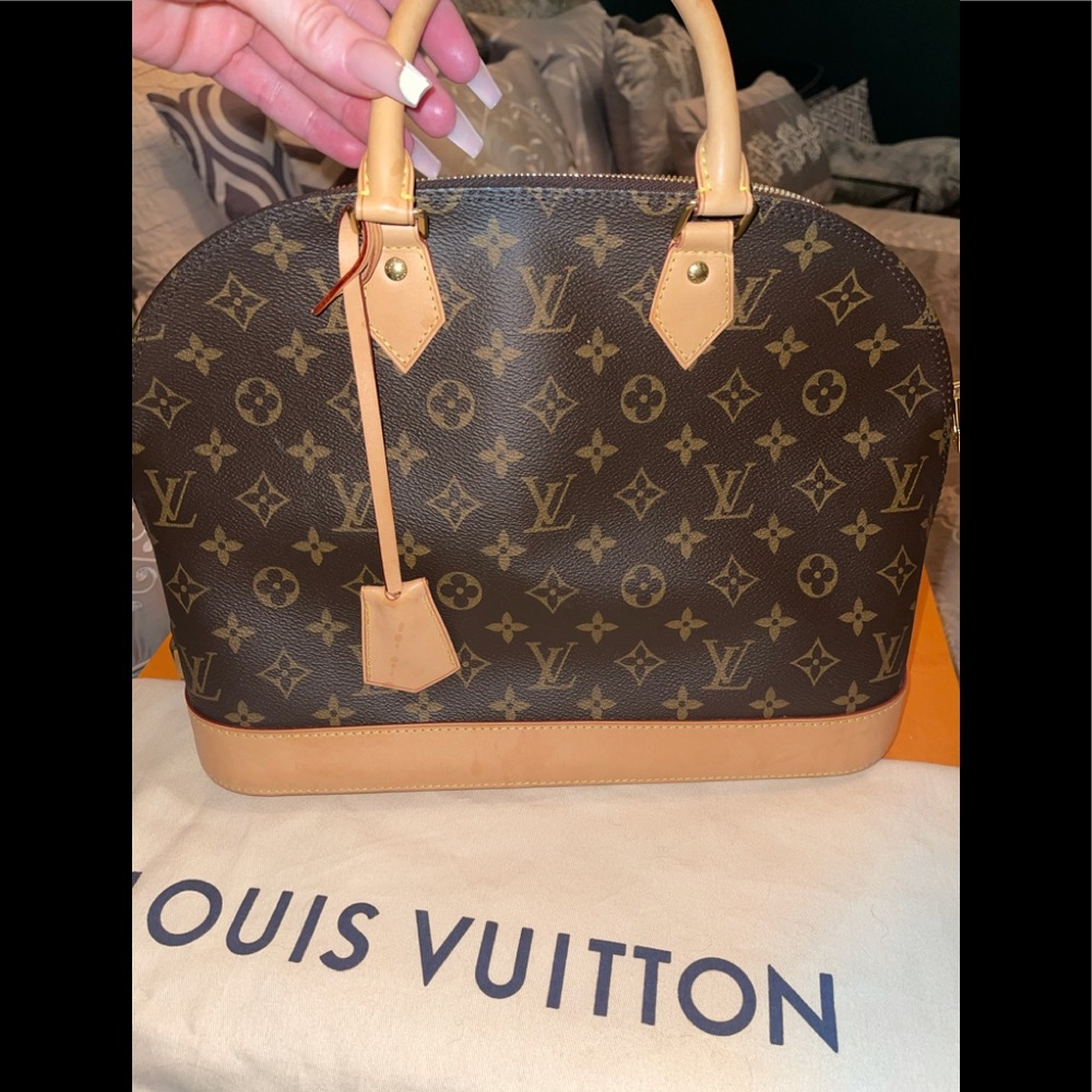 - Louis Vuitton Alma PM purse